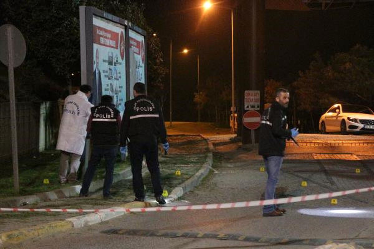 Dur\' İhtarına Uymayan Otomobile Polis Ateş Açtı: 2 Ölü, 1 Yaralı