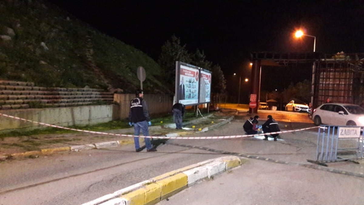 \'Dur\' İhtarına Uymayan Otomobile Polis Ateş Açtı: 2 Ölü, 1 Yaralı (Yeniden)