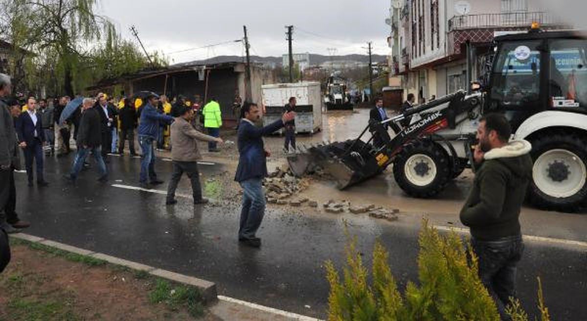 Elazığ\'ın Yazıkonak Beldesi Sele Teslim