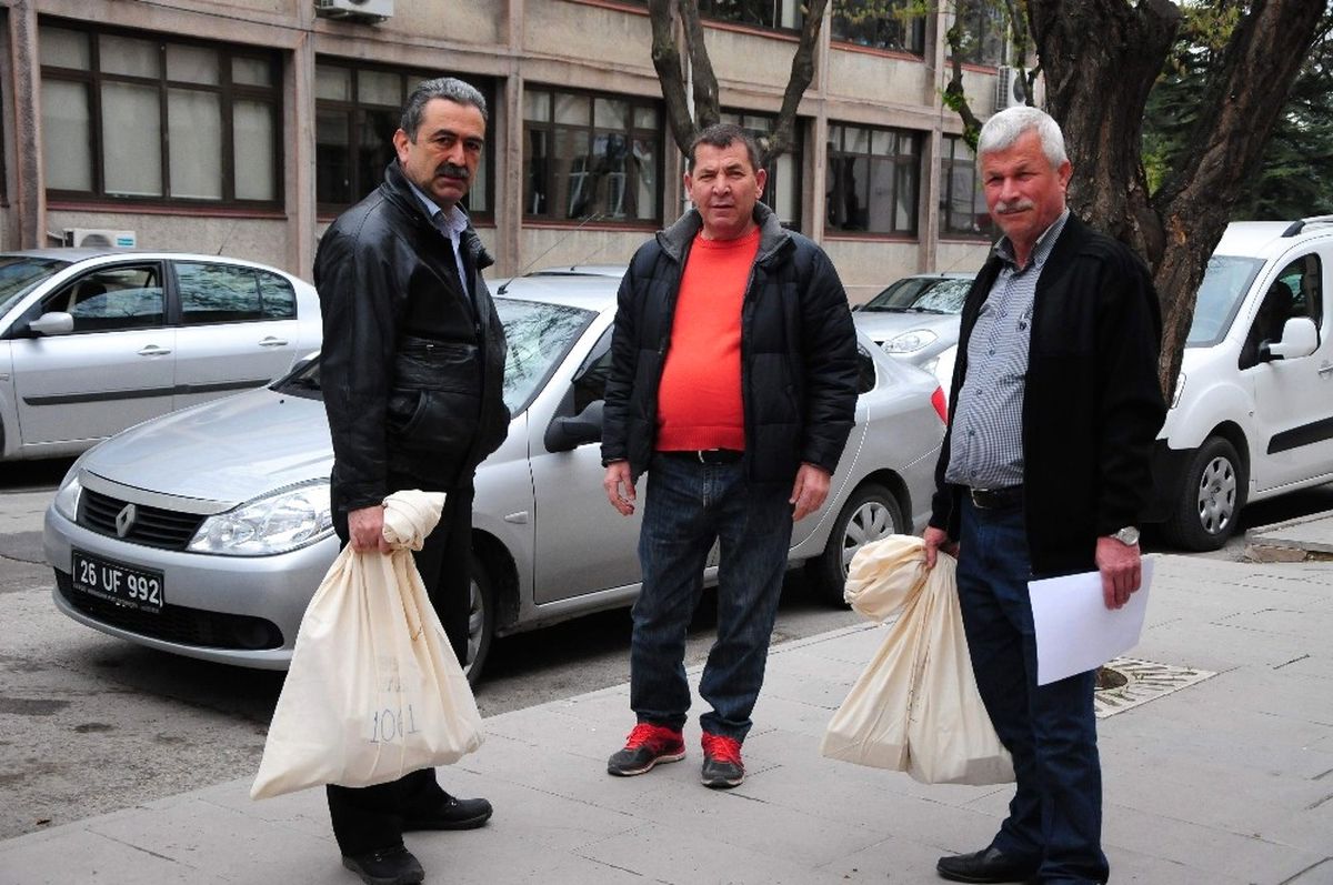 Eskişehir\'de Oy Torbaları Sandık Başkanlarına Teslim Edilmeye Başlandı