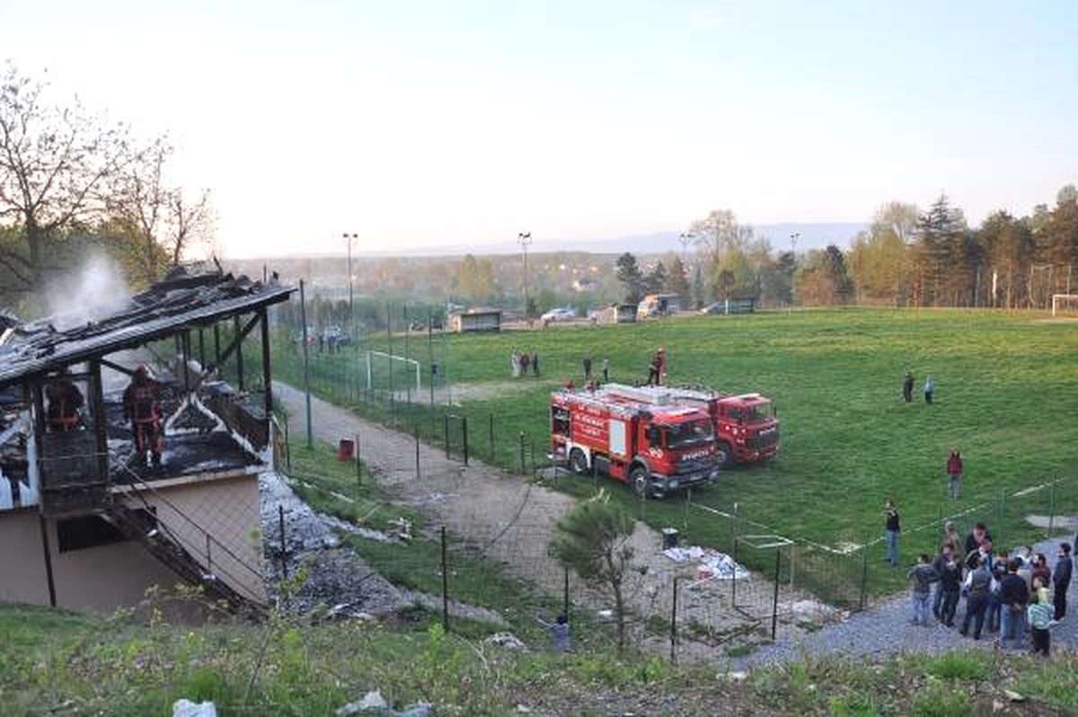 Futbol Sahasının Soyunma Odaları Yandı