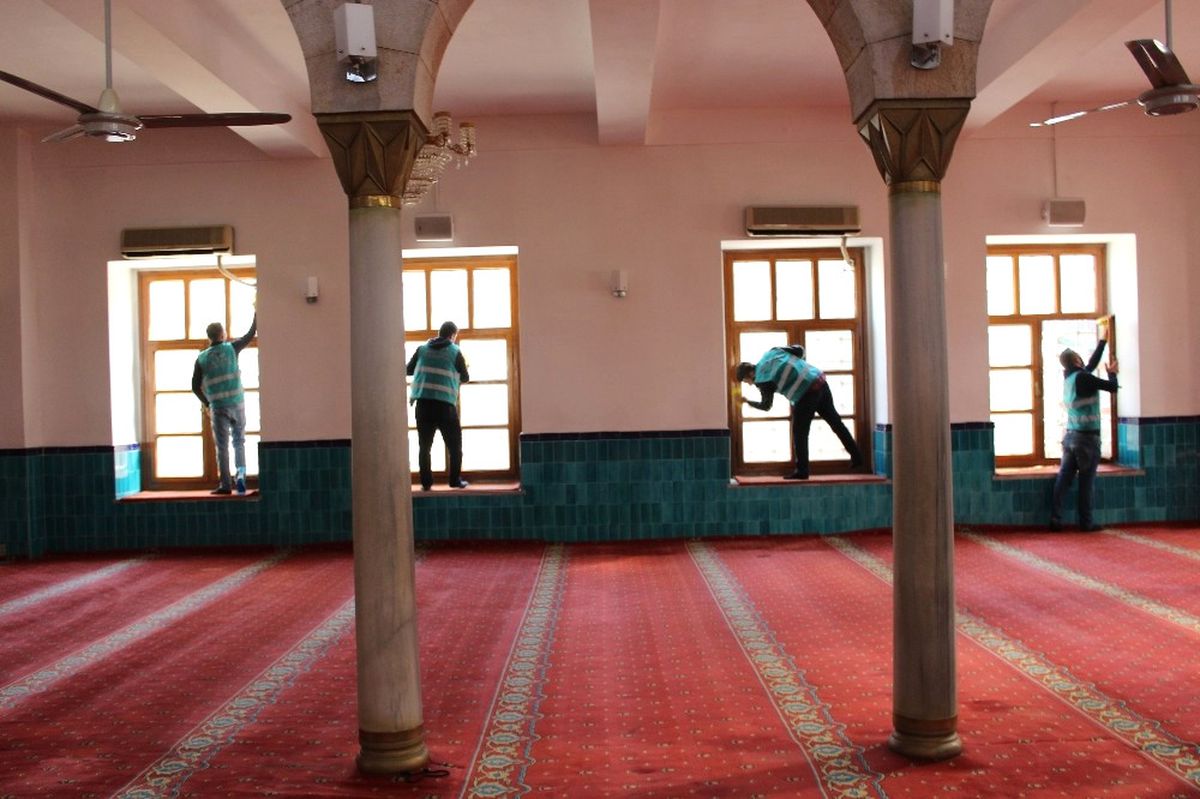 Hükümlüler Cami Temizledi