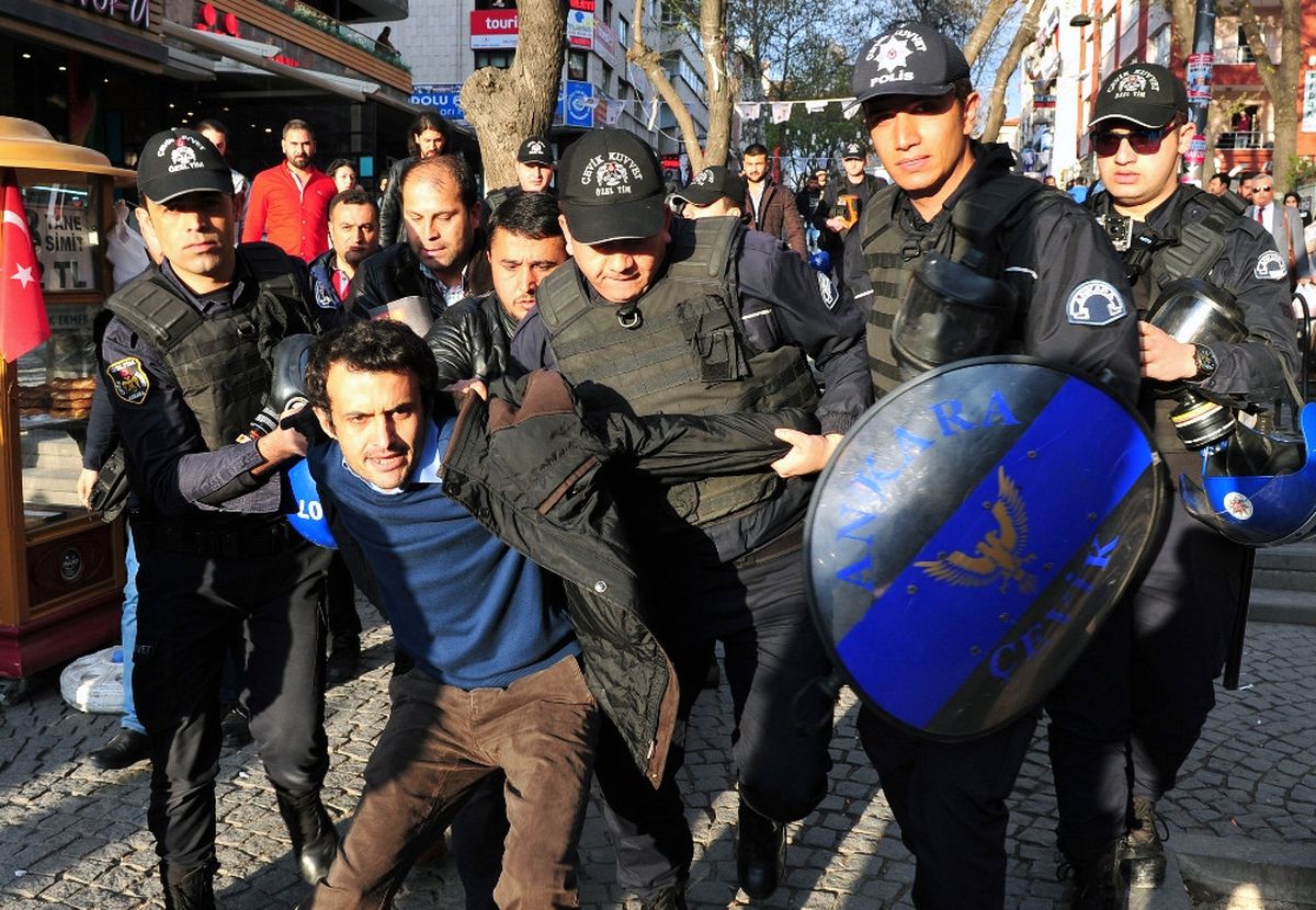 Izinsiz Bildiri Dağıtan Gruba Polis Müdahalesi: 4 Gözaltı