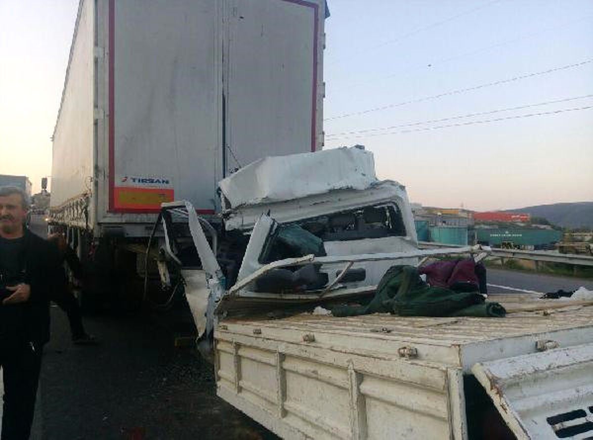 Kamyonet Tır\'a Çarptı: 1 Ölü, 2 Yaralı