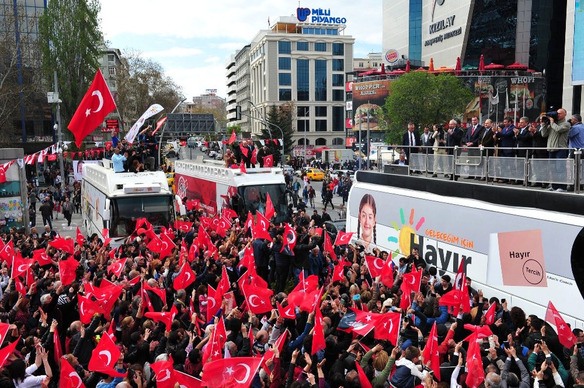 Kılıçdaroğlu, Kızılay\'da \'Evet\' ve \'Hayır\'cıları Selamladı