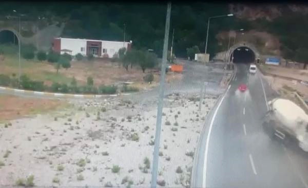 Kontrolden Çıkan Beton Mikseri Şarampole Düştü