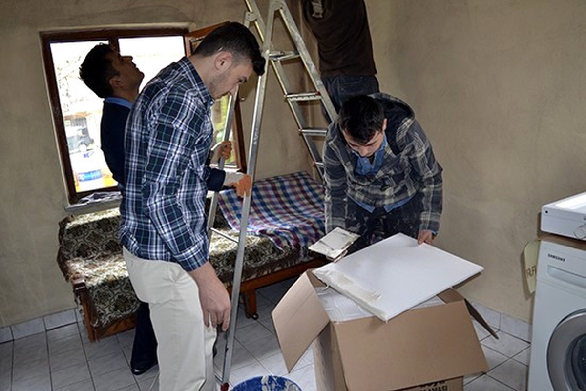 Kyk\'lı Öğrenciler, Harçlıklarıyla Muhtaç Ailenin Evini Boyadılar