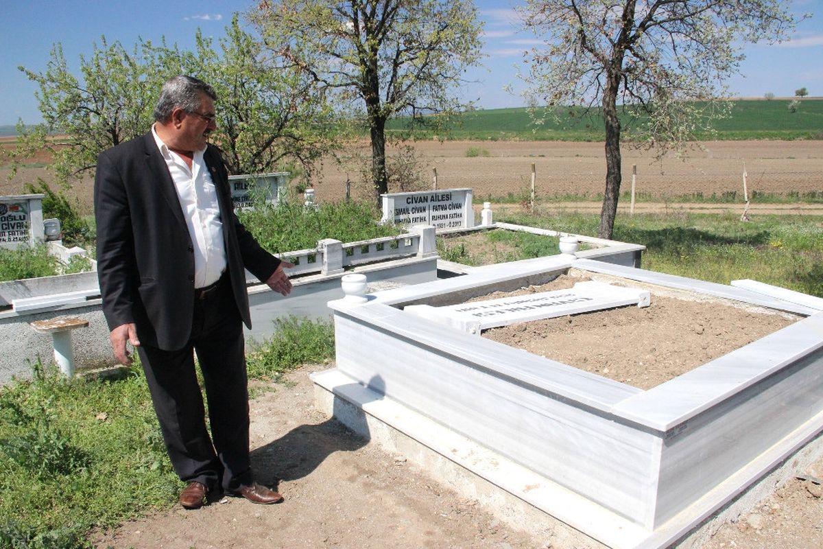 Mezar Taşlarını Çaldı
