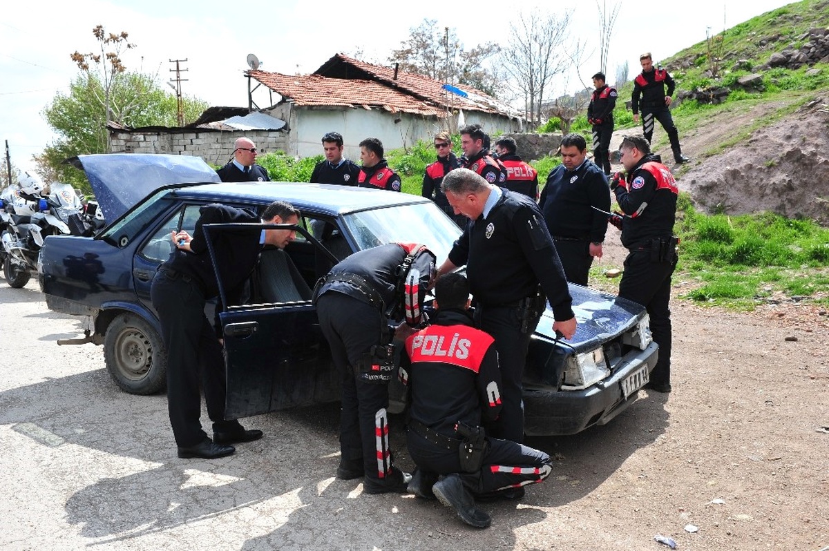 Polisin "Dur" İhtarına Uymayan Otomobil Terk Edilmiş Halde Bulundu