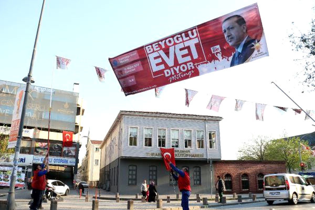 Referandum Pankart ve Afişleri Toplanmaya Başladı