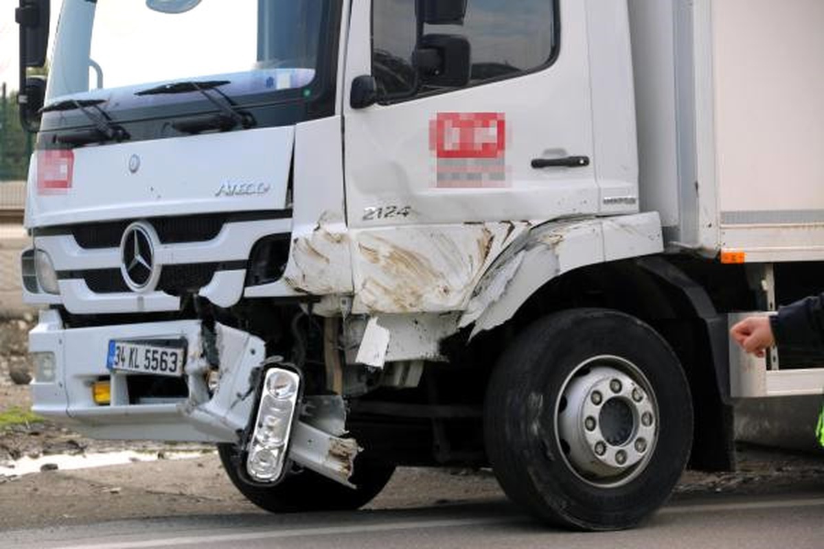 Samsun Tır\'ın Üzerinden Düşen Iş Makinesi Kamyona Çarptı