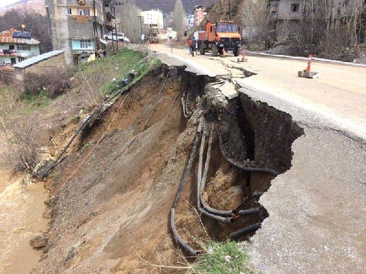 Şemdinli-Yüksekova Karayoluna Heyelan Düştü (2)