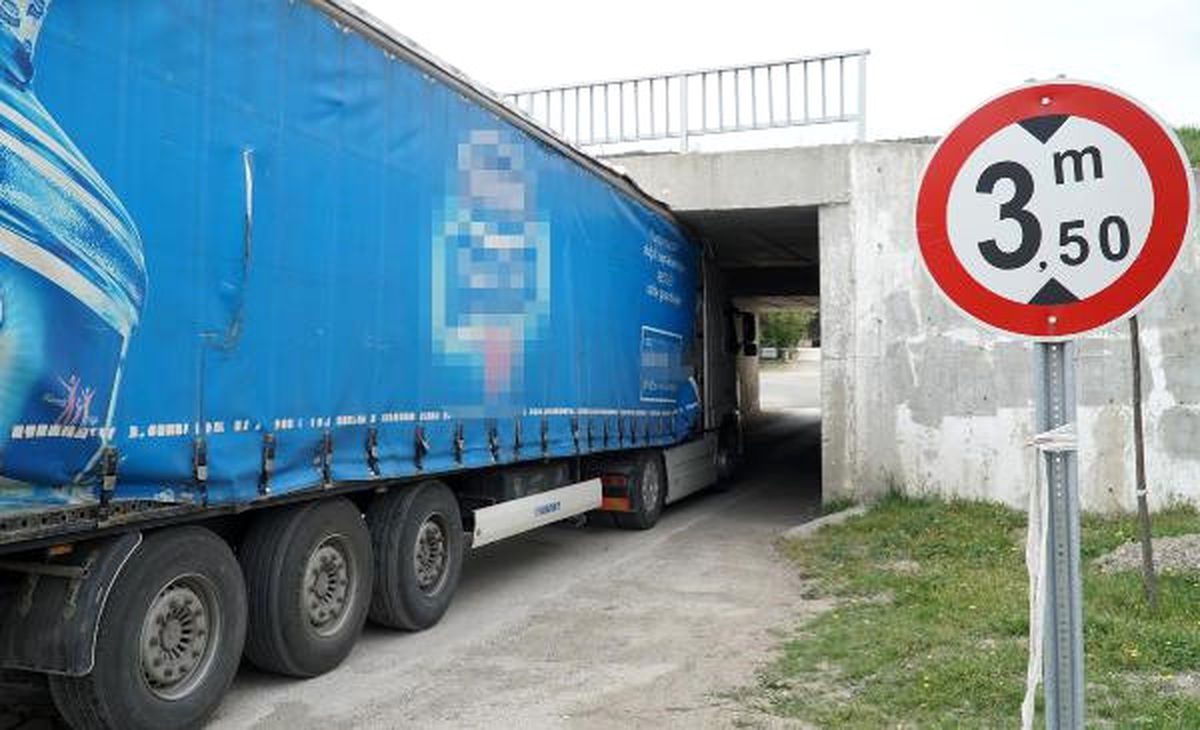 Tır, Çarptığı Üstgeçide Sıkıştı