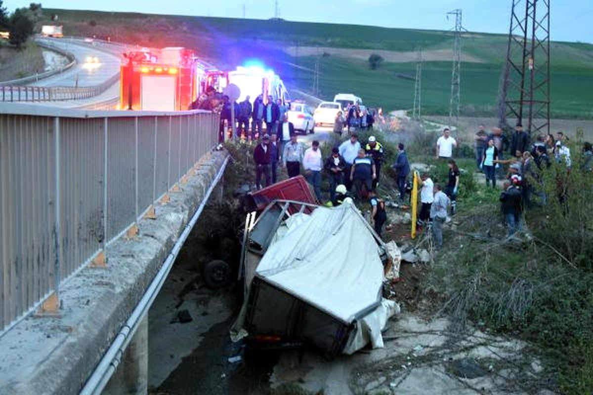 Tır Dereye Uçtu: 1 Ölü, 1 Yaralı