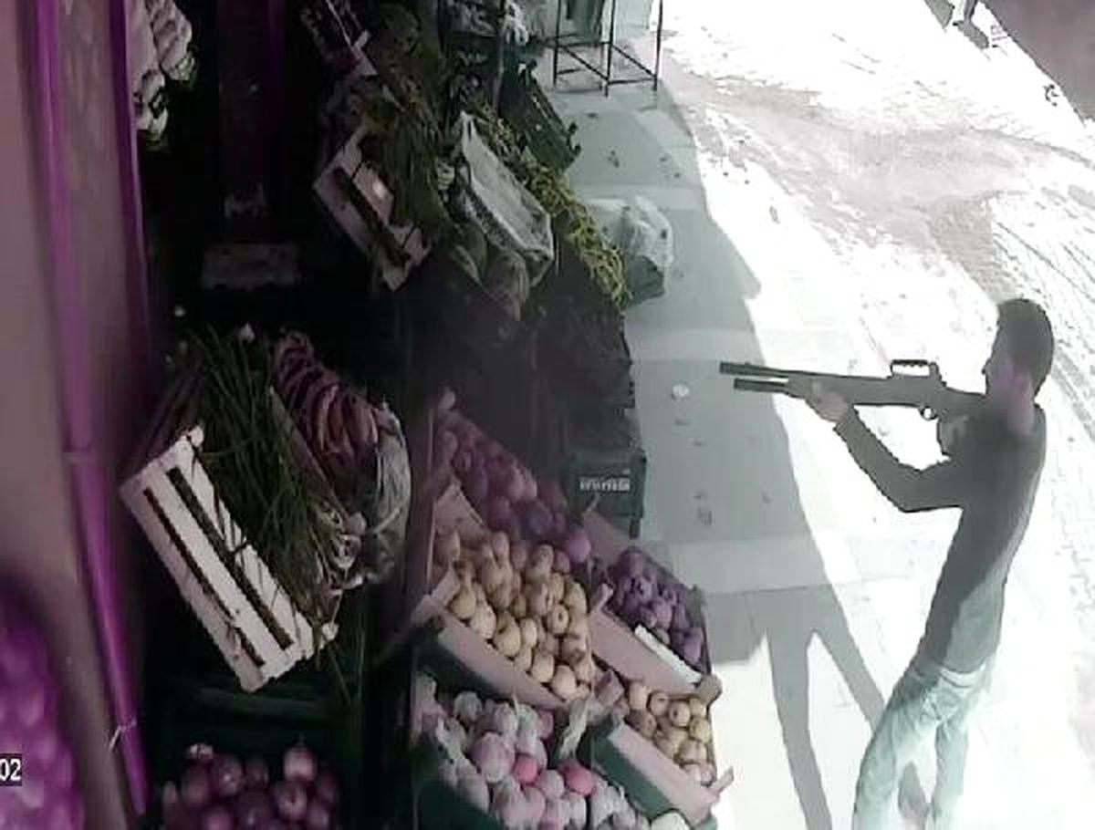 Tüfekli Saldırıya Domatesle Karşılık Verdi