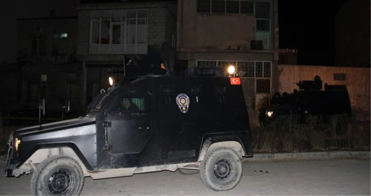 AK Parti Muradiye İlçe Başkanı\'na Silahlı Saldırı: Yeğeni Şehit Oldu