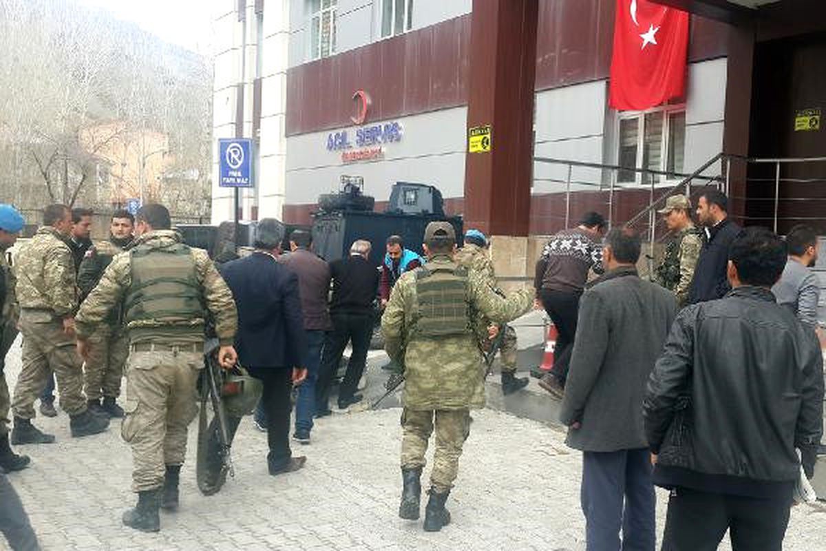 Van\'da Zırhlı Askeri Aracın Geçişi Sırasında Patlama: 1 Asker Yaralı