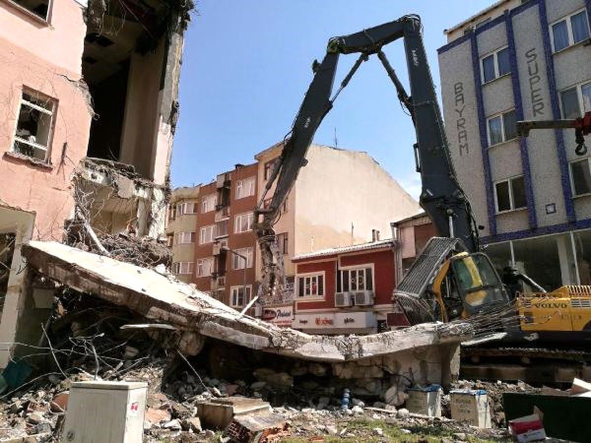 Yıkım Yaparken Duvarın Altında Kalan İş Makinesinin Operatörü Yaralandı