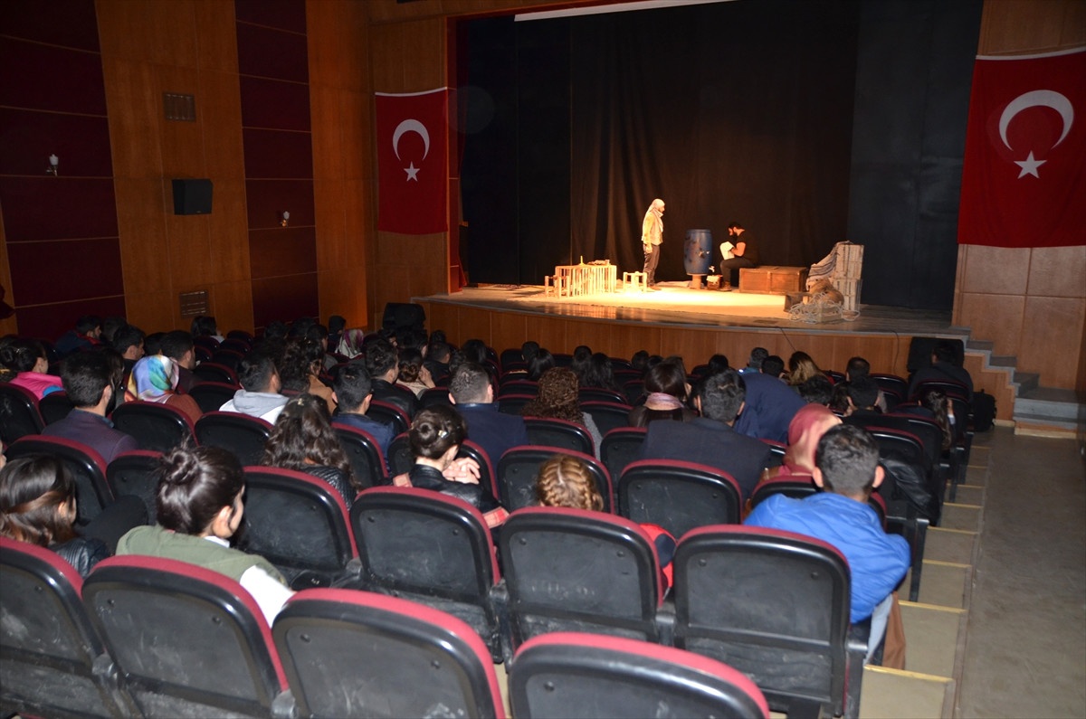 Yüksekova\'da "Maskeliler" Adlı Tiyatro Sahnelendi