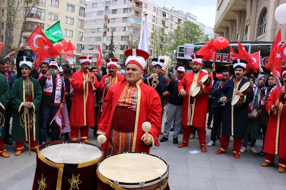 Yüzlerce Ak Partili Vatandaşlar Mehter Marşı Eşliğinde "Evet" Kararı İçin Yürüdü