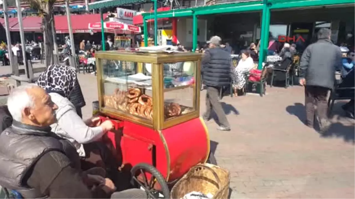 Zonguldak 79 Yaşındaki Emekli Ek Gelir Için Simit Satıyor