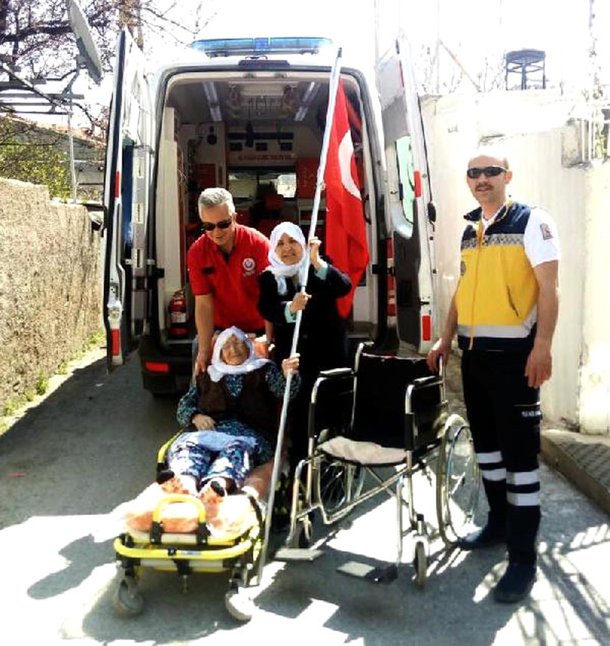 112 Ekipleri Hastaları Sandık Başına Götürdü