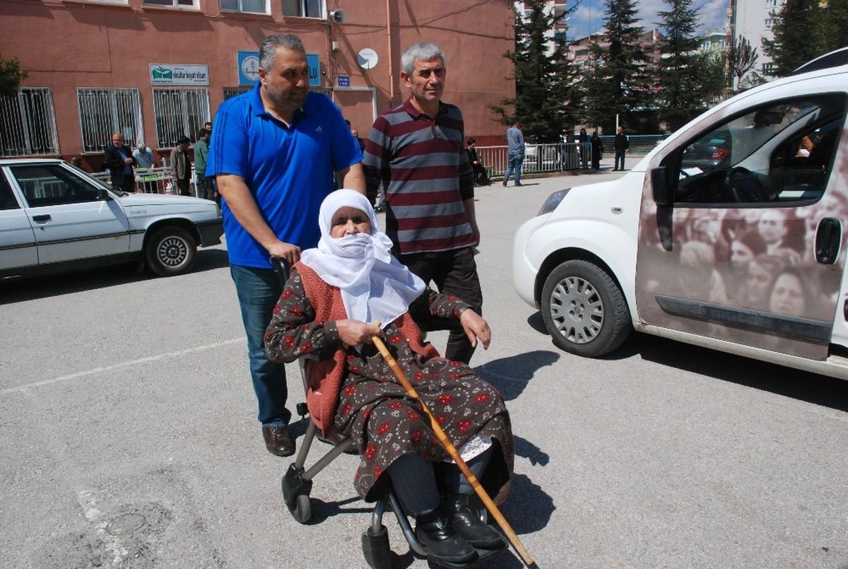 79 Yaşındaki Nine Oy Kullanmaya Tekerlekli Sandalye ile Gitti