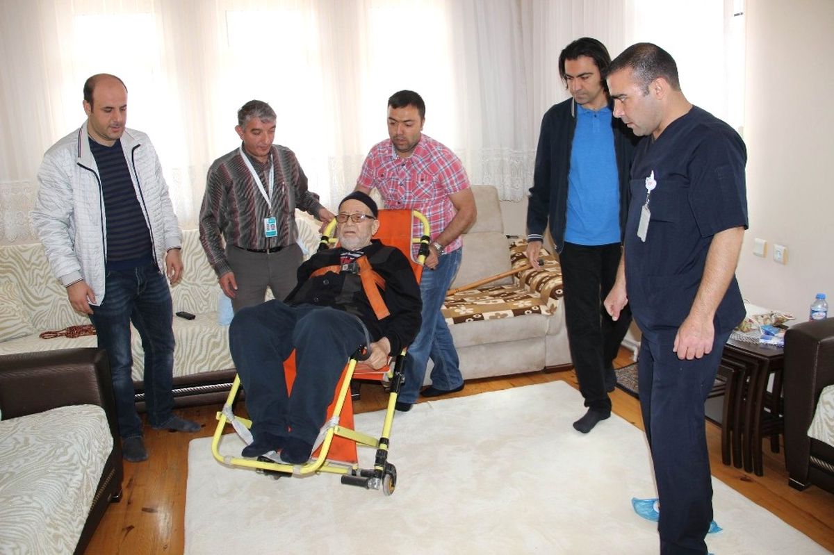 81 Yaşındaki Yaşlı Adam Sedye ile Oyunu Kullandı