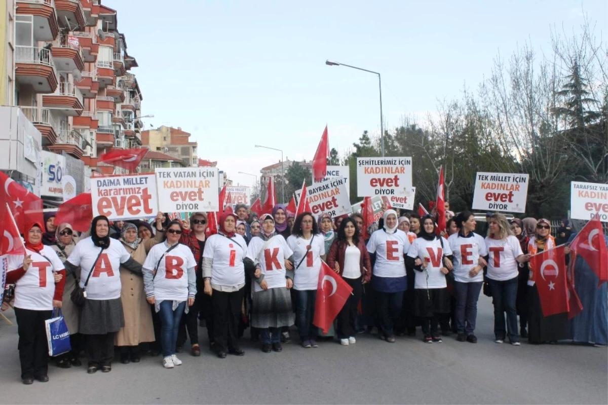 Afyonkarahisar\'da Bakan Eroğlu\'nun Katılımı ile "Evet" Yürüyüşü Düzenlendi