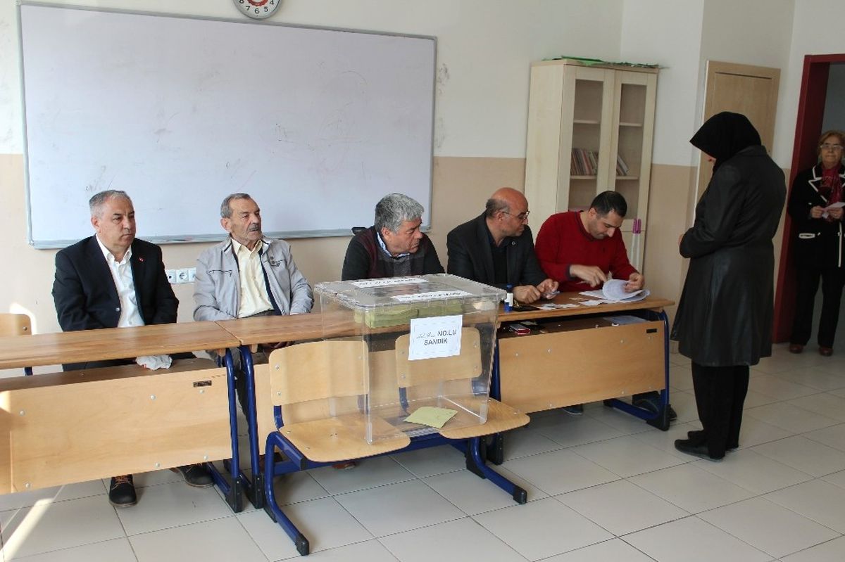Afyonkarahisar\'da Oy Verme İşlemi Başladı