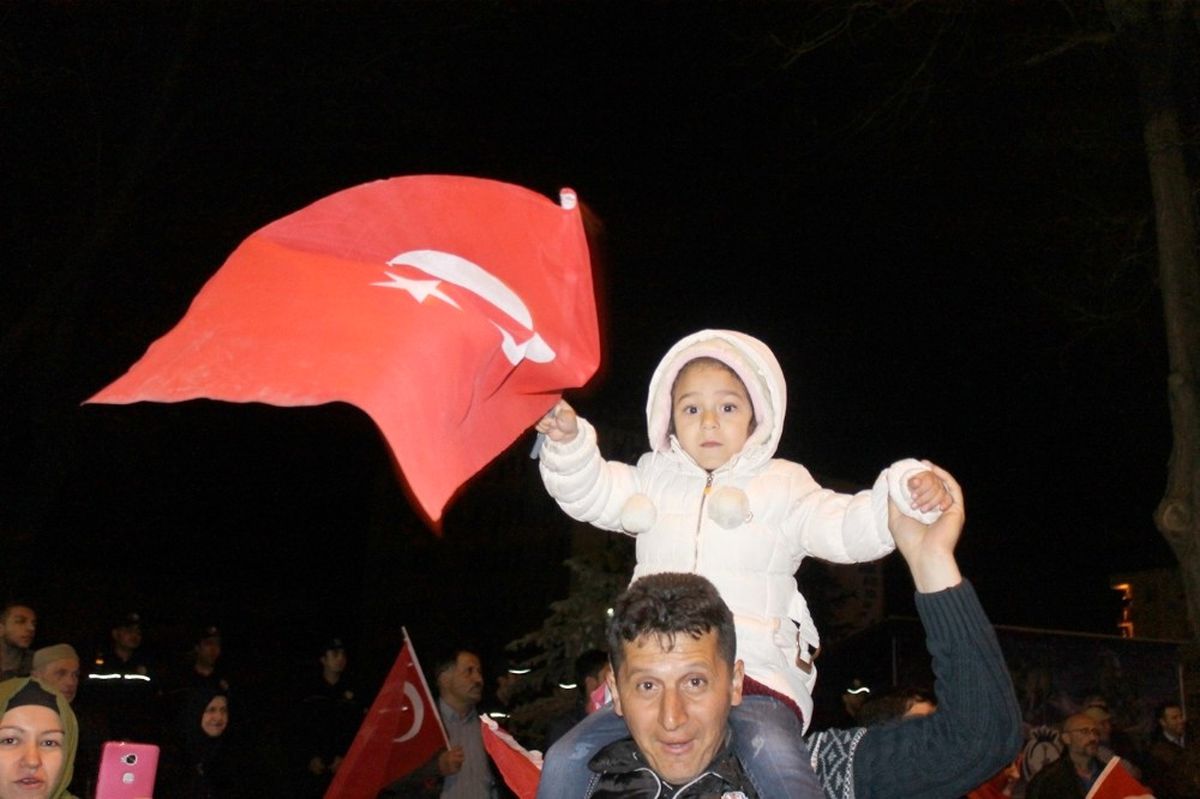 Afyonkarahisar\'da Yağmura Rağmen \'Evet\' Kutlaması