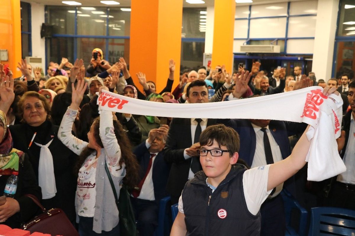 AK Parti Gaziantep İl Binasında \'Evet\' Coşkusu