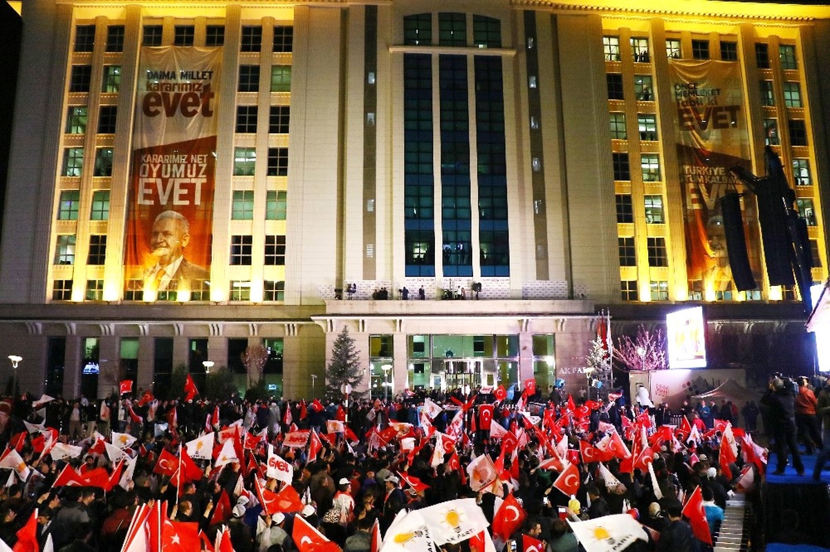 AK Parti Genel Merkezi\'ne Vatandaşlar Akın Etmeye Başladı