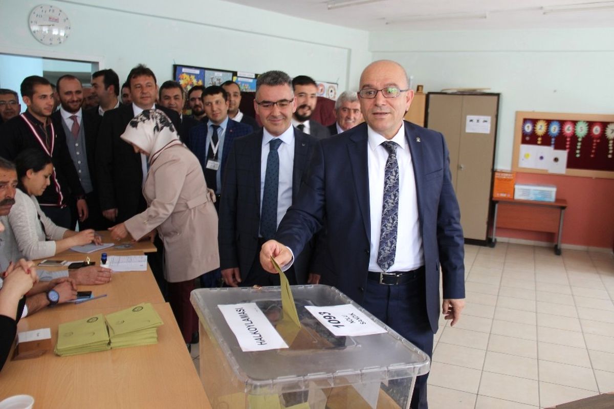 AK Parti İl Başkanı Özden Oyunu Kullandı