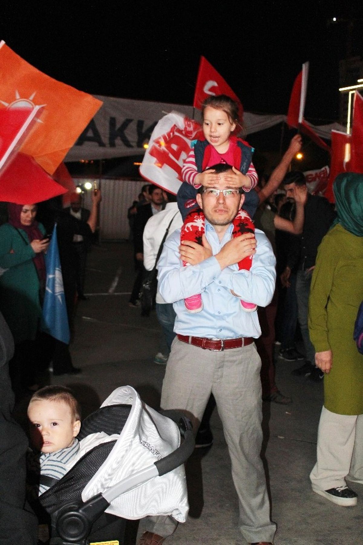 AK Parti İzmir\'de \'Evet\' Coşkusu