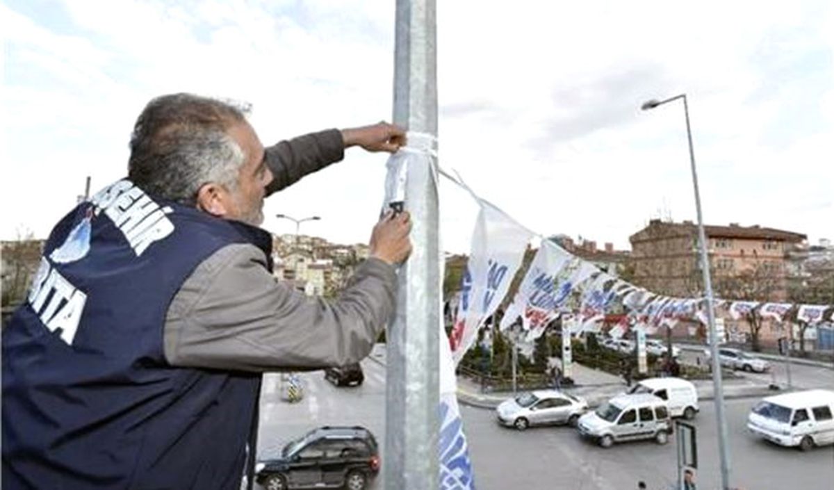 Ankara\'da Propaganda Afişleri Toplanıyor