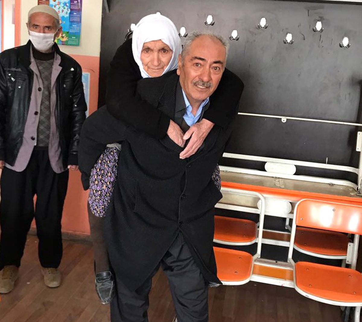 Annesini Sırtında Taşıyarak Oy Kullanmaya Getirdi