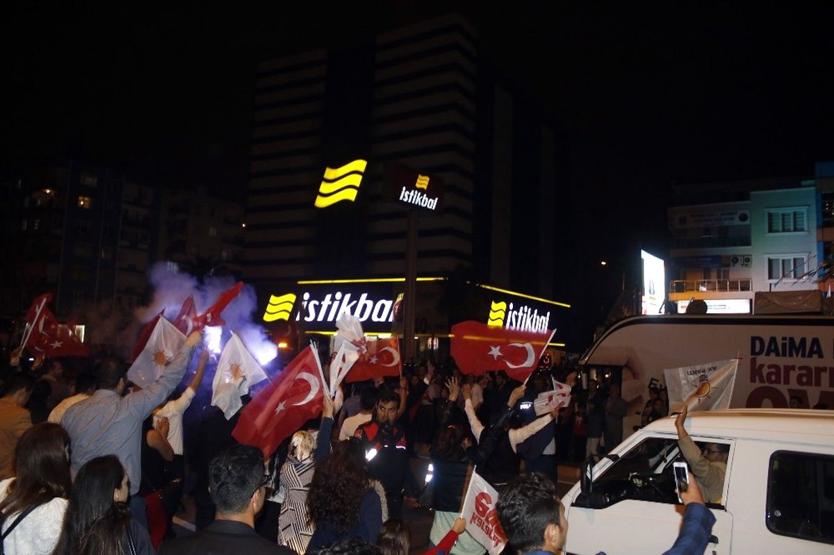 Antalya\'da Konvoylu "Evet" Kutlaması