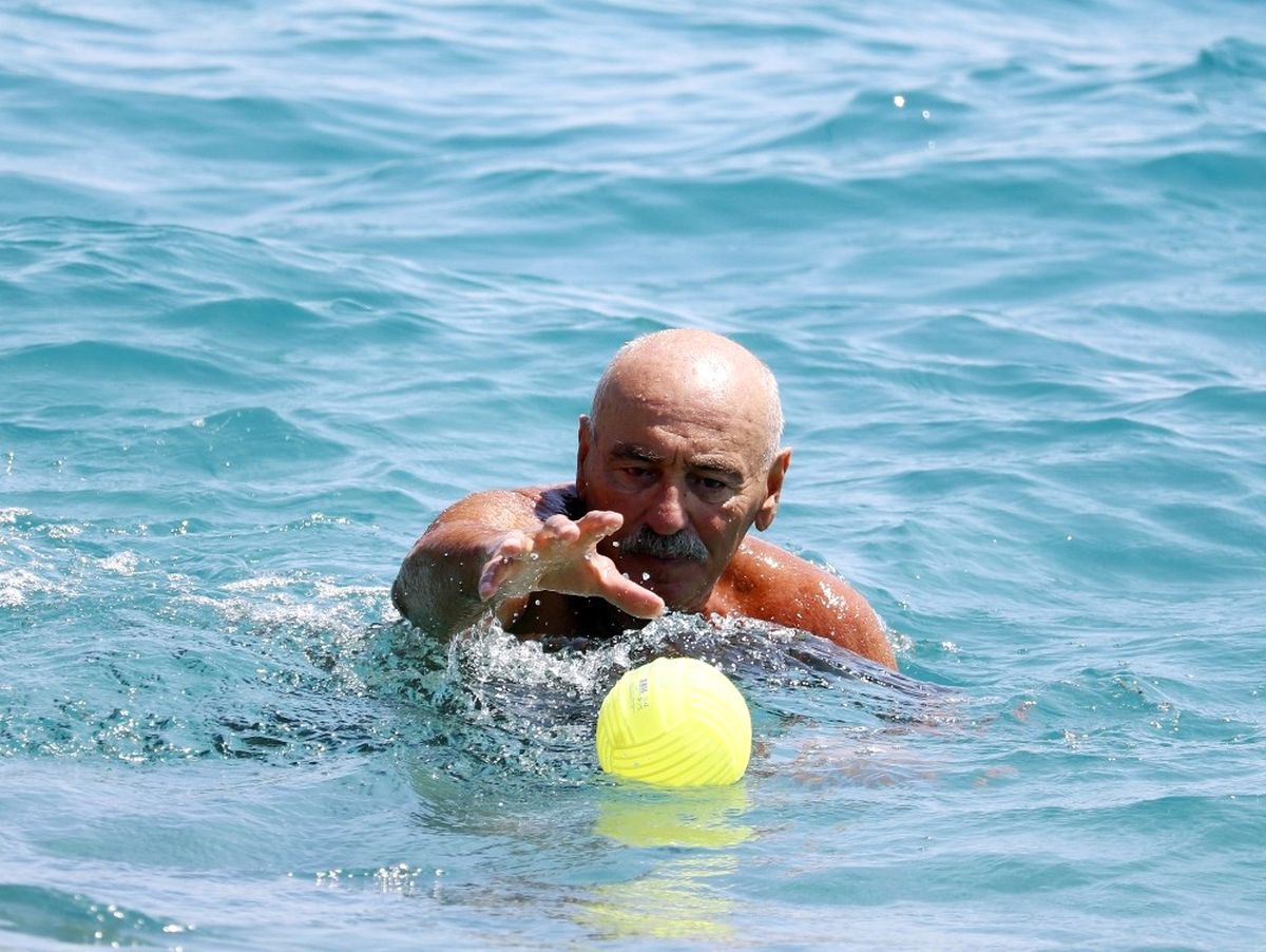 Antalya\'da Oy Veren Sahile Koştu
