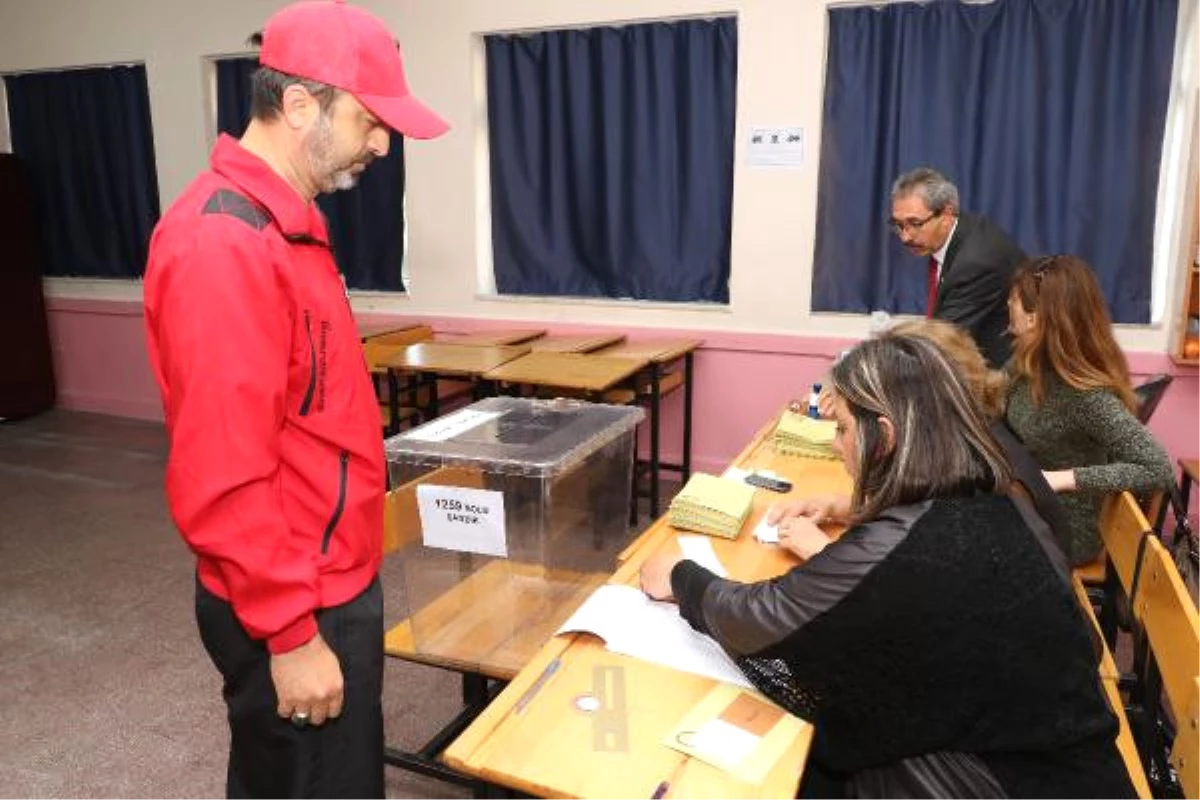 Antalya\'da Oy Verme İşlemleri Başladı