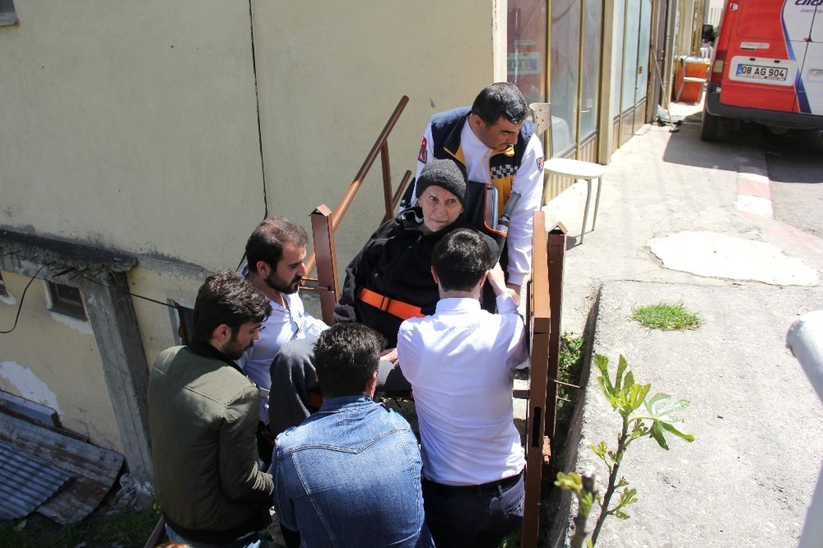 Artvin\'de 82 Yaşındaki Felç Hastası Oy Kullanmaya Ambulansla Getirildi