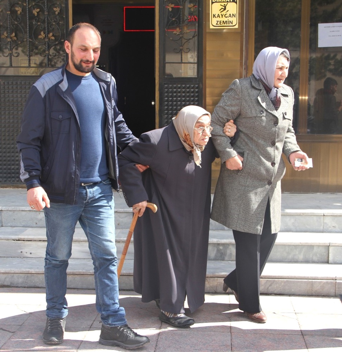 Asırlık Nine Yakınlarının Yardımıyla Geldiği Okulda Oyunu Kullandı