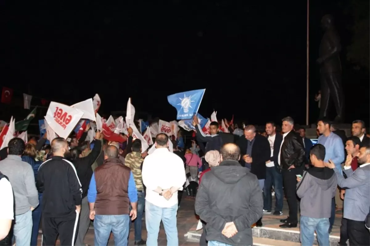Ayvalık AK Parti\'de \'Evet\' Coşkusu