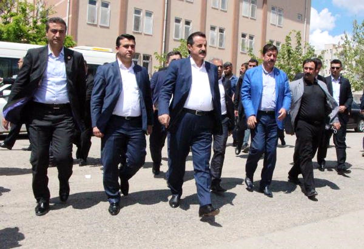 Bakan Çelik, Oyunu Kullandı