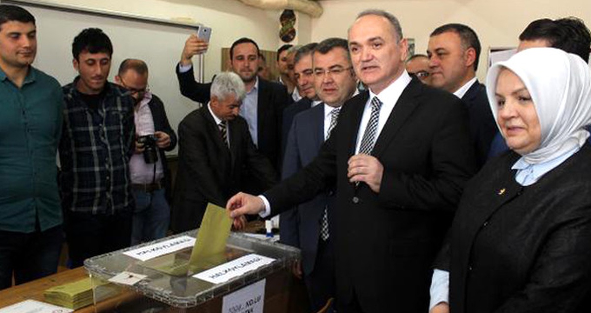 Bakan Özlü\'nün Oy Kullandığı Sandıktan "Evet" Oyu Çıktı