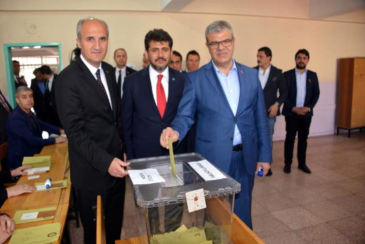Başbakan Yardımcısı Kaynak, Oyunu Kullandı