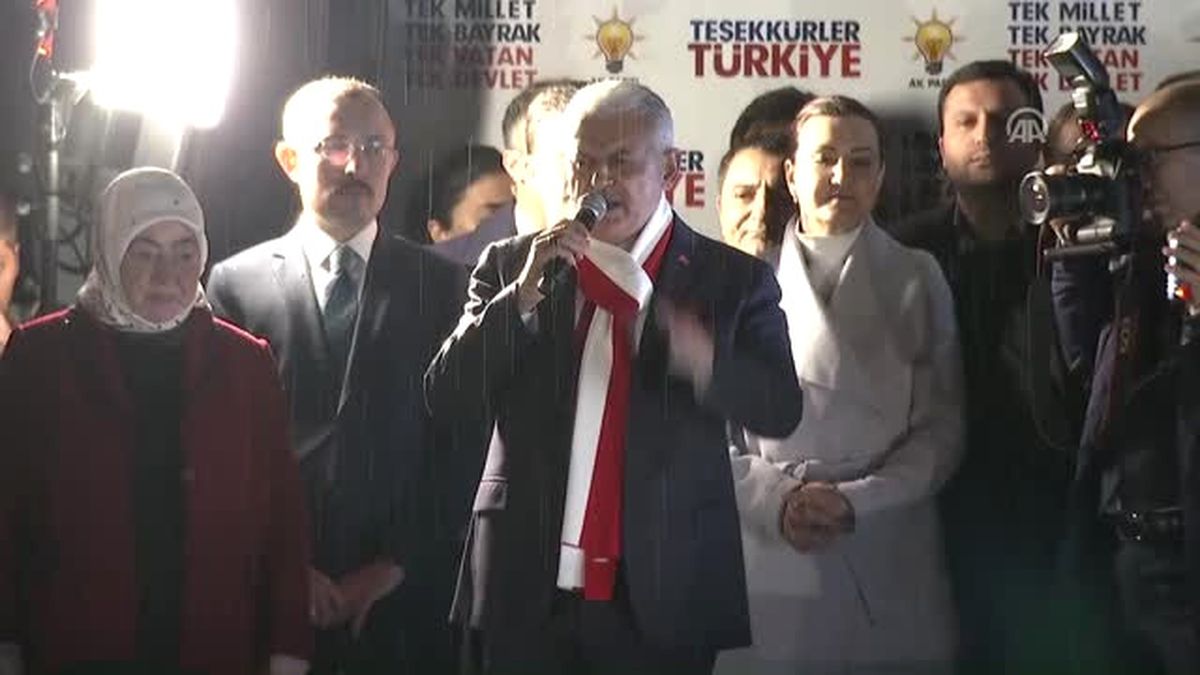 Başbakan Yıldırım, AK Parti Genel Merkezi\'nde Balkon Konuşması Yaptı