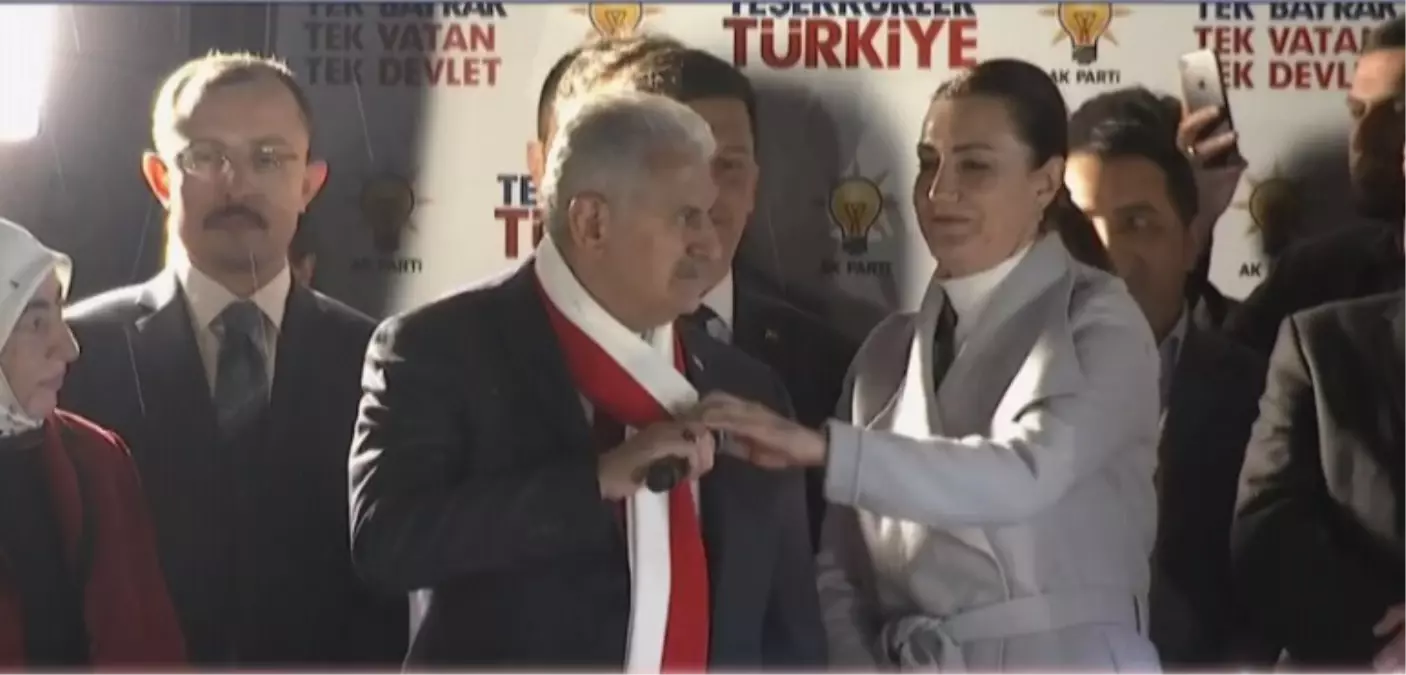 Başbakan Yıldırım\'ın Balkon Konuşmasında Açık Mikrofon Krizi