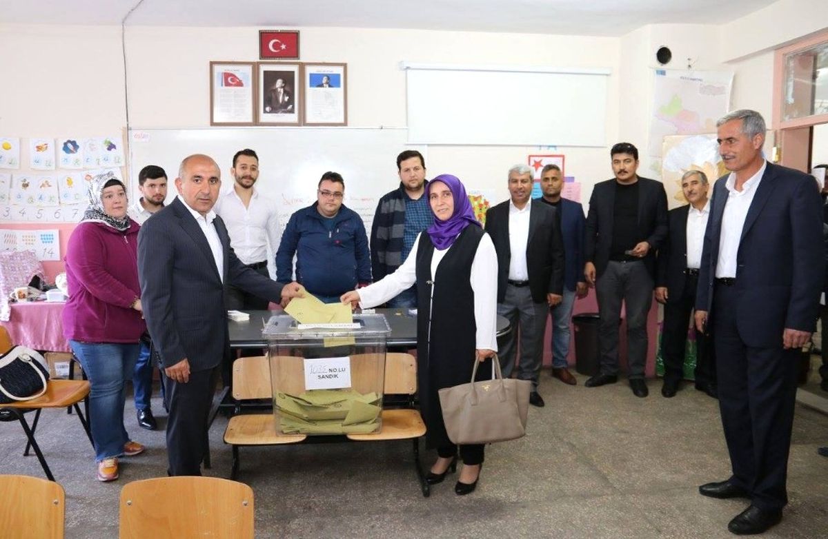 Başkan Kara Eşi ile Birlikte Oyunu Kullandı