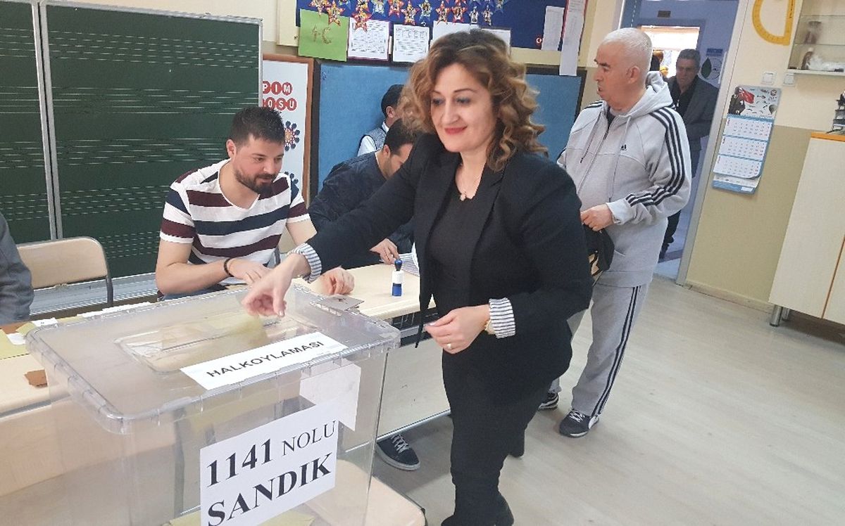 Başkent\'te İlk Oylar Sandığa Atıldı